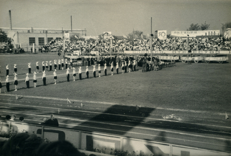  На городском стадионе